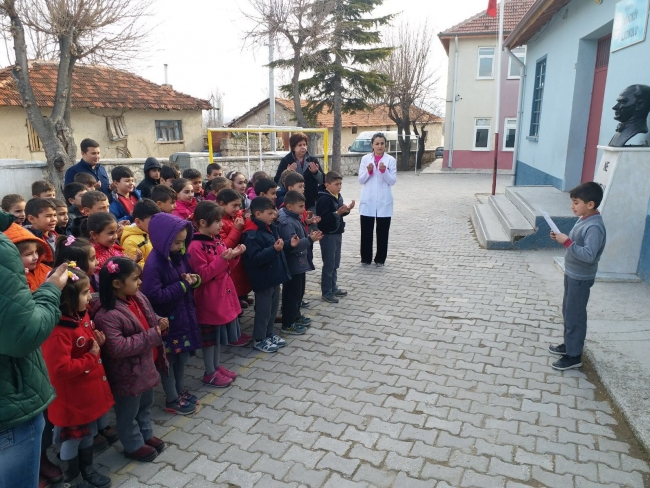 Minik eller Mehmetçik için semaya kalktı